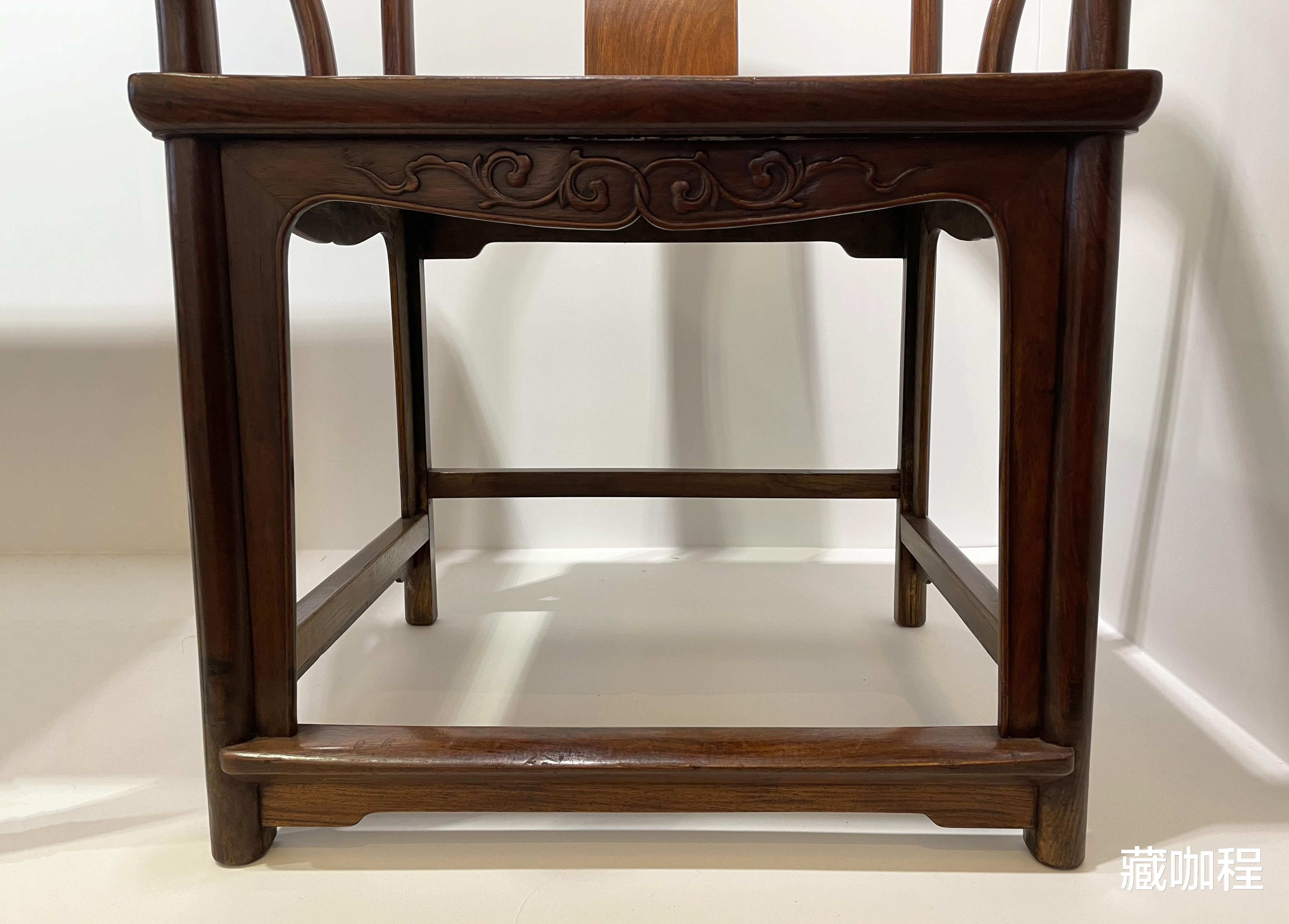 |靠背光素、券口雕花，简繁配搭黄花梨圈椅成对