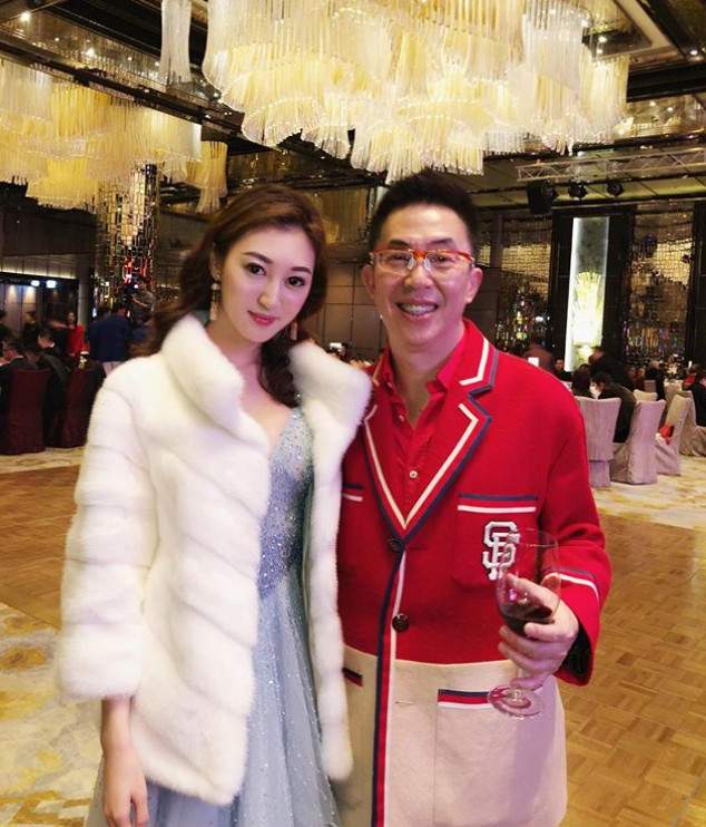 何艳娟|王玉环设宴请客，陈百祥夫妇恩爱、林国斌戴大金表、何艳娟显憔悴