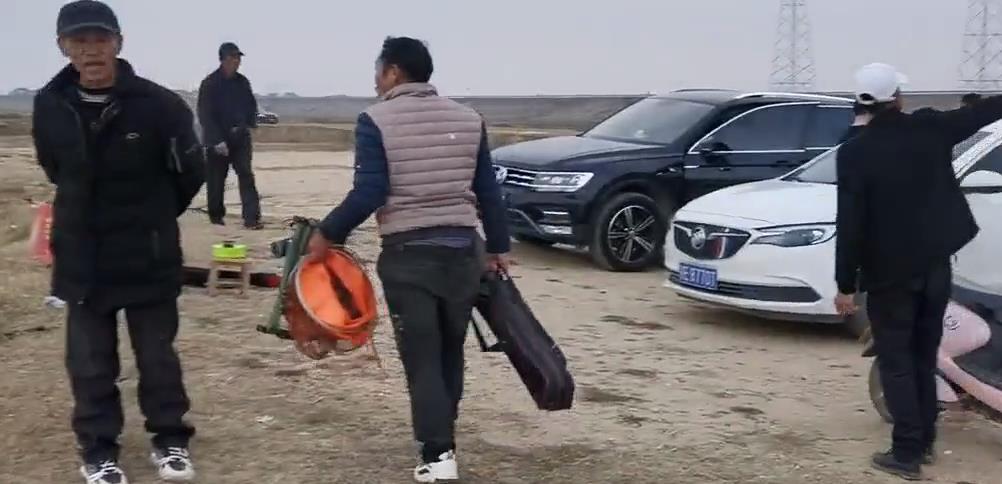 长江|无名英雄!男子开车飙进河里,钓鱼人冒严寒下水救人后默默离去