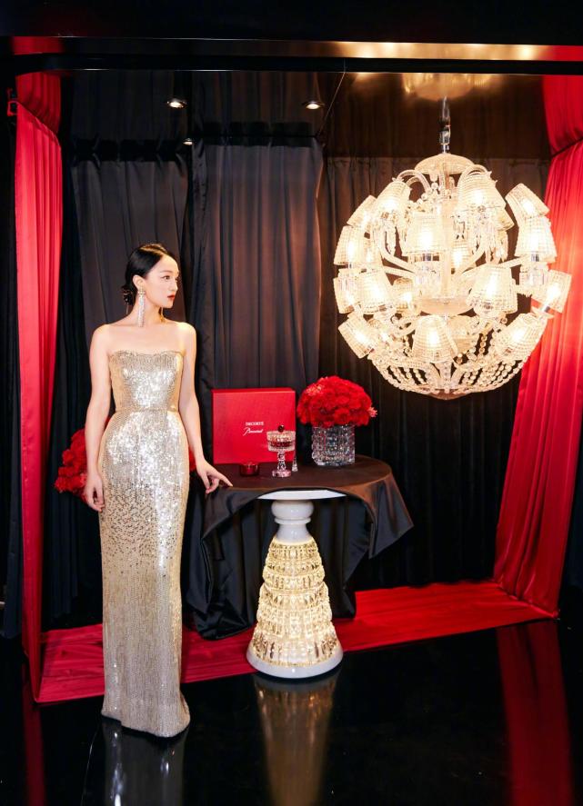 周迅|46岁的周迅身材和气质绝了，黑色外套搭配半身裙减龄洋气，超好看