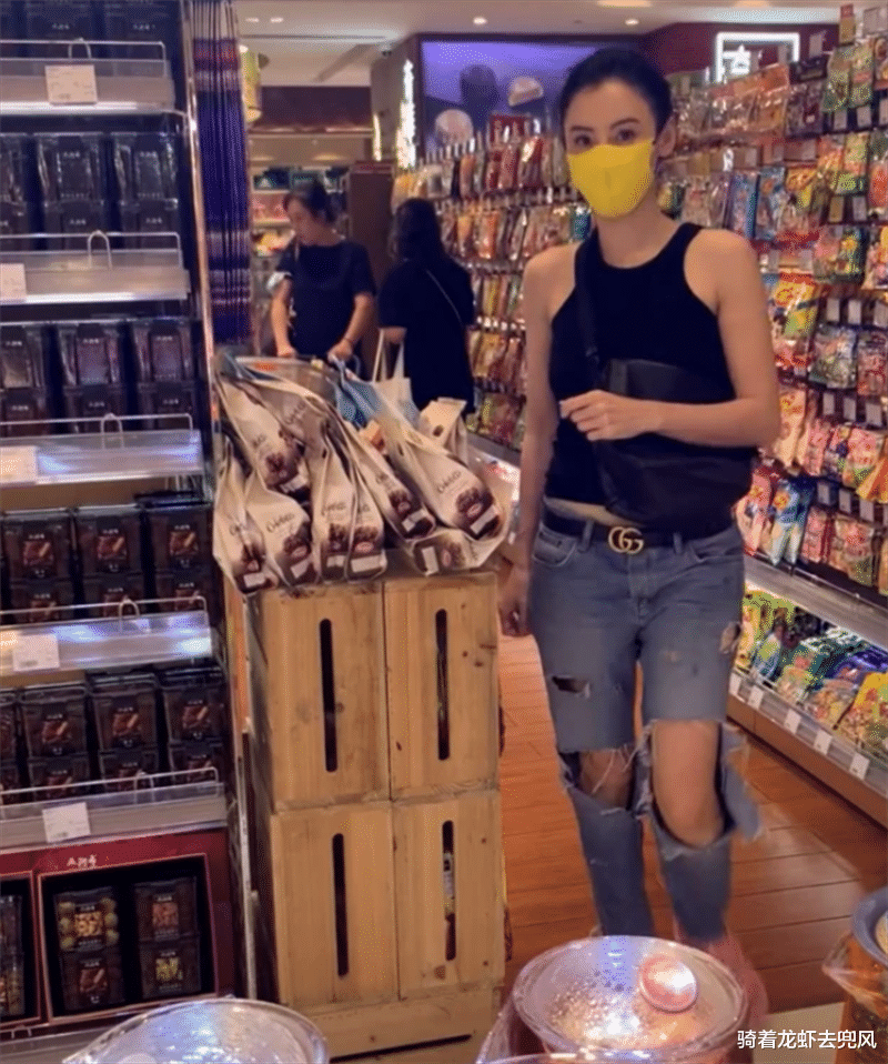 张柏芝|张柏芝定居上海，41岁身材苗条显时尚，皮肤白皙水嫩被夸像18岁