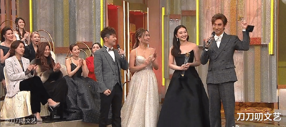 黄智雯|TVB颁奖红毯：黄智雯贵气逼人，陈自瑶性感露背，钟嘉欣渔网装