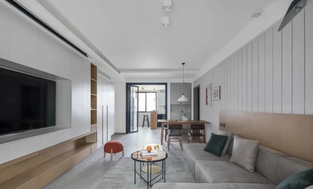 电影|130平定制整排收纳柜贯穿客餐厅,闲暇时和家人在客厅看电影