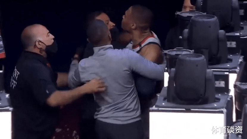 威斯布魯克|火爆！威少受傷離場，和球迷爆發沖突，6人才能拉住他，遭挑釁怒了