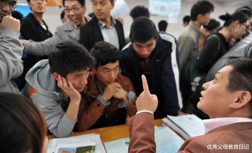 穿衣搭配|大学生迎来坏消息，部分学生或将延迟毕业，学生惴惴不安