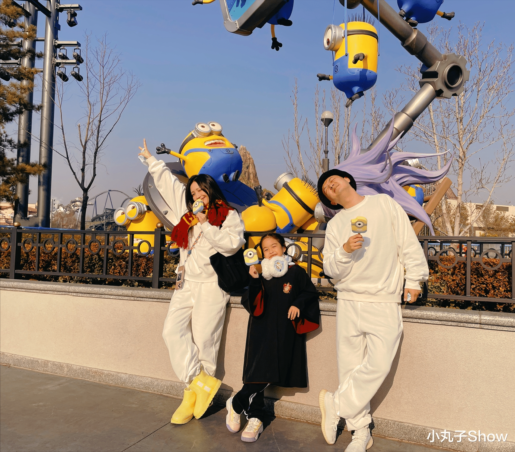 包贝尔|包贝尔包文婧携女儿逛环球影城，夫妻俩情侣装秀恩爱，女儿太像爸
