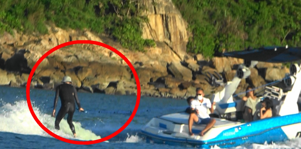 周星驰|59岁周星驰罕见露面，憔悴消瘦不少，脖子跟手背青筋明显