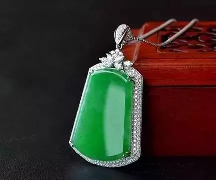 翡翠|一根塑料管能冒充价值百万的飘花手镯，五花八门的骗术