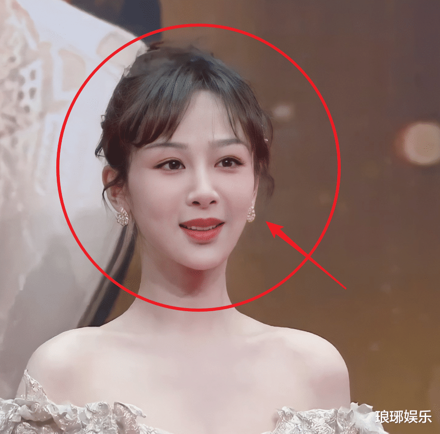 杨紫|杨紫现实中长相如何？参加红毯被路人用镜头拍下，瞬间懂了