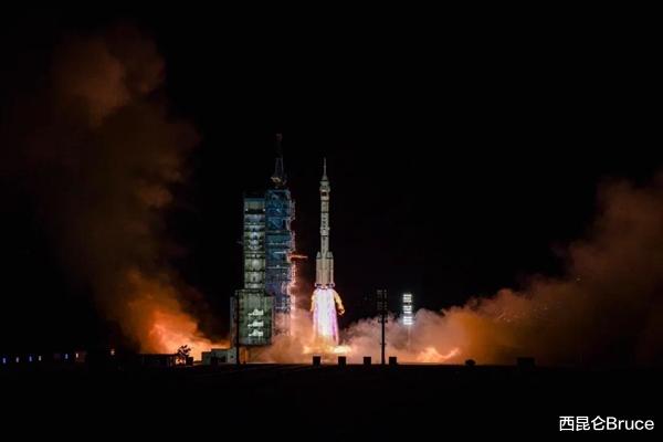 神舟十三号 美！神舟十三号和月亮浪漫同框，一箭发射，光耀四方，期待凯旋