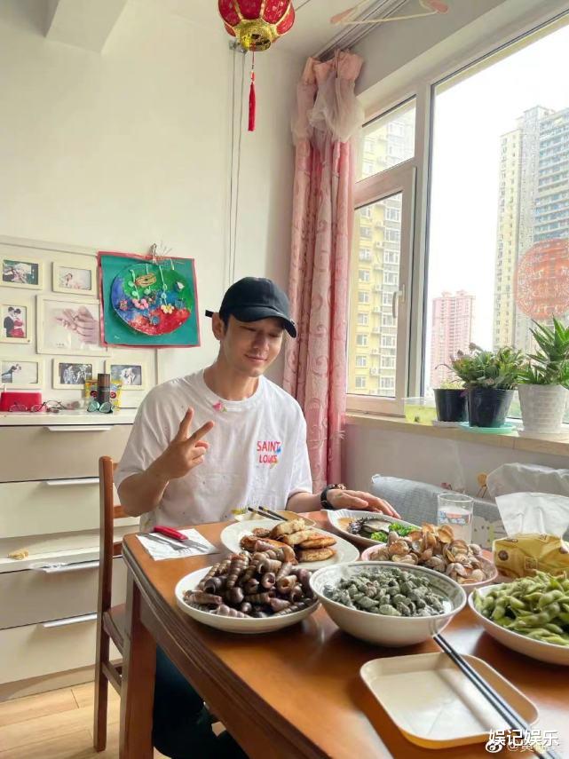 黄晓明|黄晓明回老家晒家人合影，吃饭开心比耶，身后多张结婚照引关注