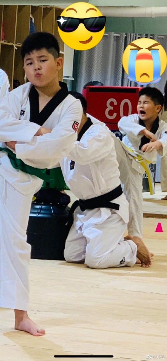 沙溢|沙溢带大儿子游玩，10岁安吉发福肚腩明显，个头长到爸爸肩膀