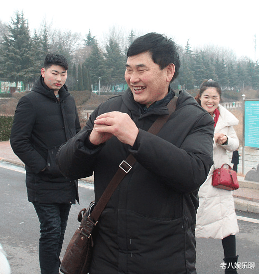 朴彩英|大衣哥收入数据曝光，每年演出200余场，年收入令人咋舌