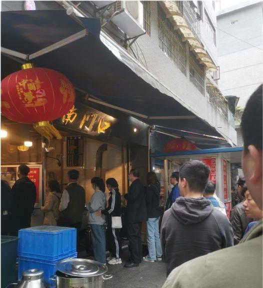 忆家小食堂 贵阳火了40年的肠旺面，12元一碗一天卖出2000碗，开门排满一条街