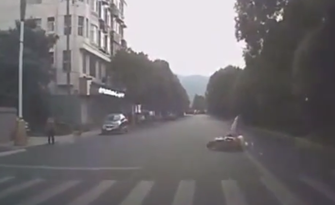 以太坊 黑狗蹿上公路致人死亡，狗主人身份成疑