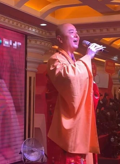 徐少华|62岁徐少华为生计再披袈裟，献唱《女儿情》，网友：国王已哭晕