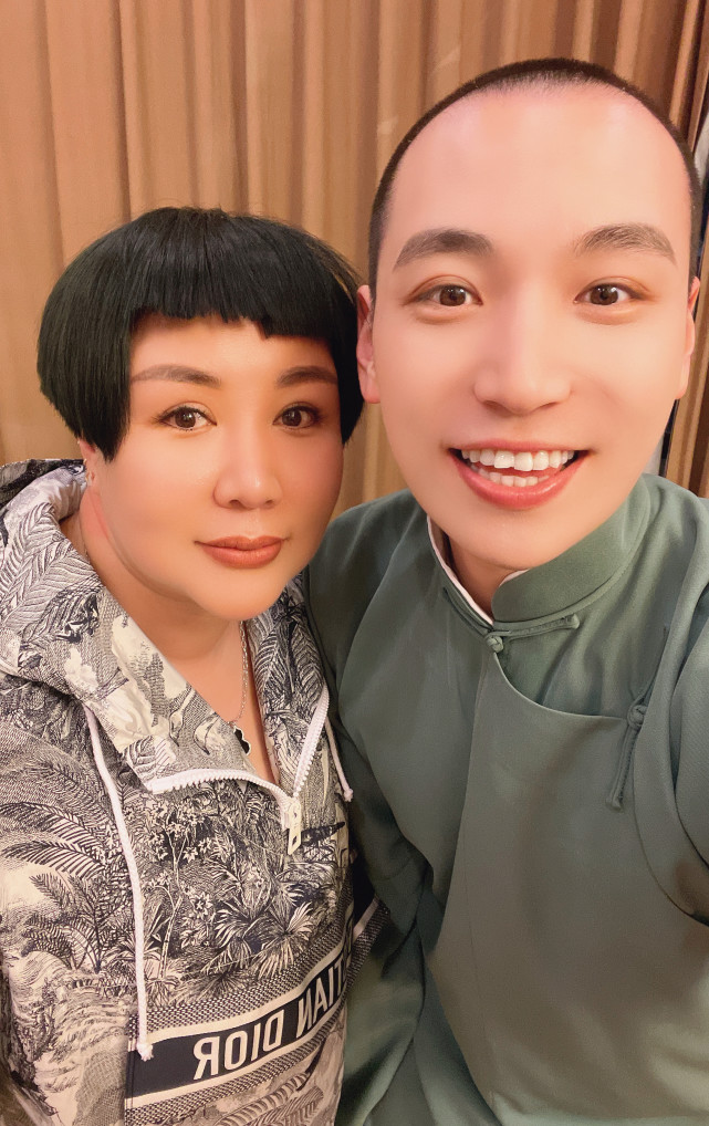 郭德纲|郭德纲为爱妻庆生，全家四口齐亮相，王惠小腹凸起超明显