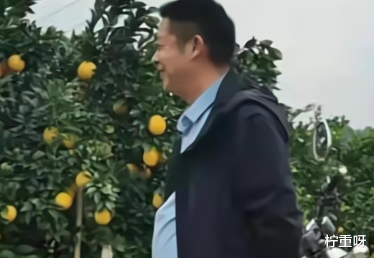 姚爸为开封舅舅捧场,偶遇28事件真相粉,对方遗憾许敏没生二胎