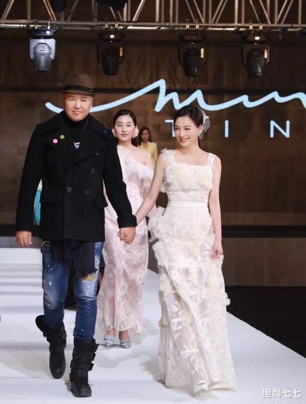 张碧晨|张庭夫妇返乡祭祖，老公抱香炉头发全白显老，张庭身材纤瘦像女儿