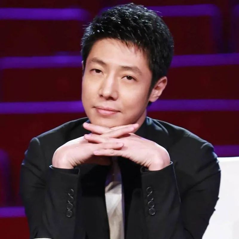 感觉会火|参观靖国神社，同前日本首相儿子合影：张哲瀚的背景，细思极恐