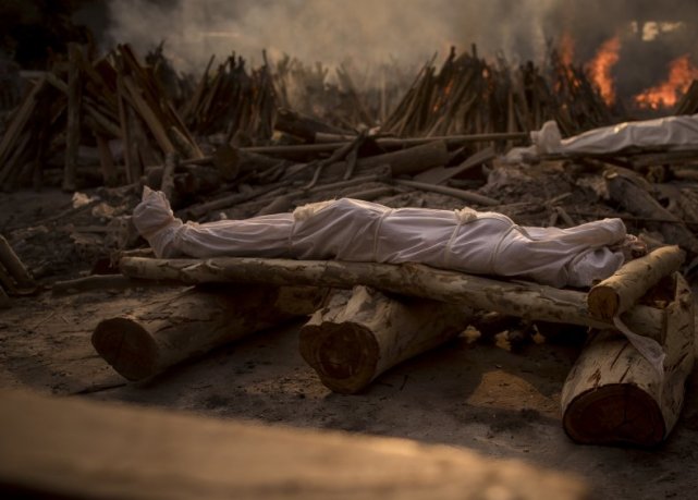 令人心碎！印度父親扛11歲女兒屍體前往火葬場，印網友炸鍋瞭-圖3