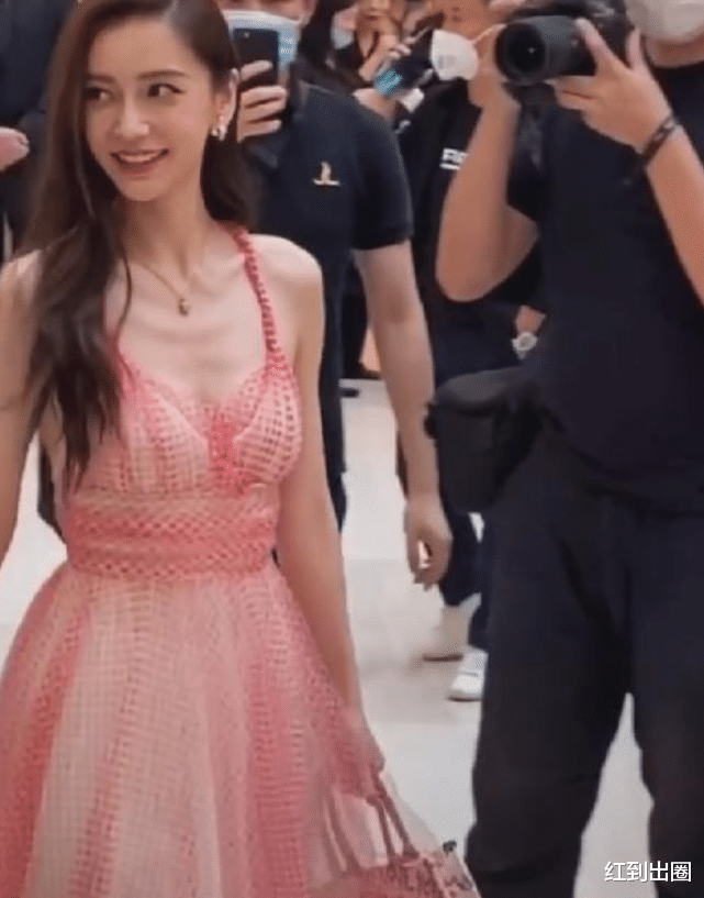 Angelababy|Baby芭莎慈善夜造型曝光，穿V领长裙显清瘦身材，三层锁骨太吸睛