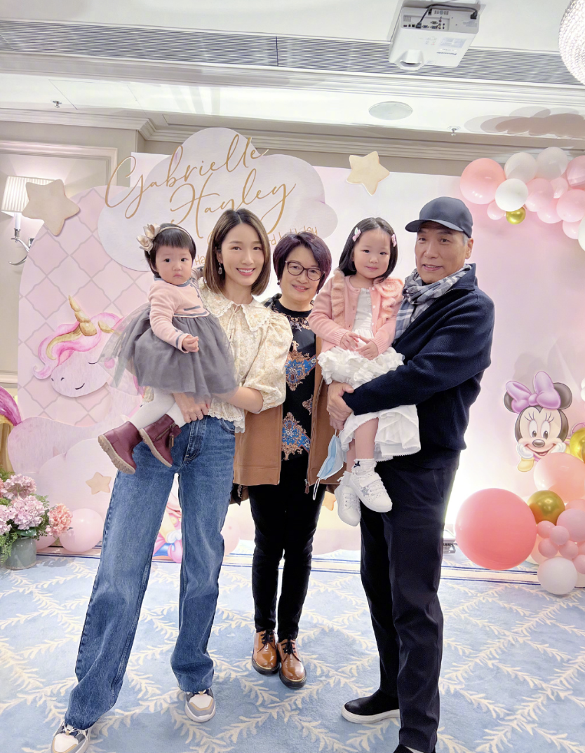 王祖蓝|王祖蓝晒全家福为俩女儿庆生，1岁妹妹很高冷，3岁姐姐镜头感十足