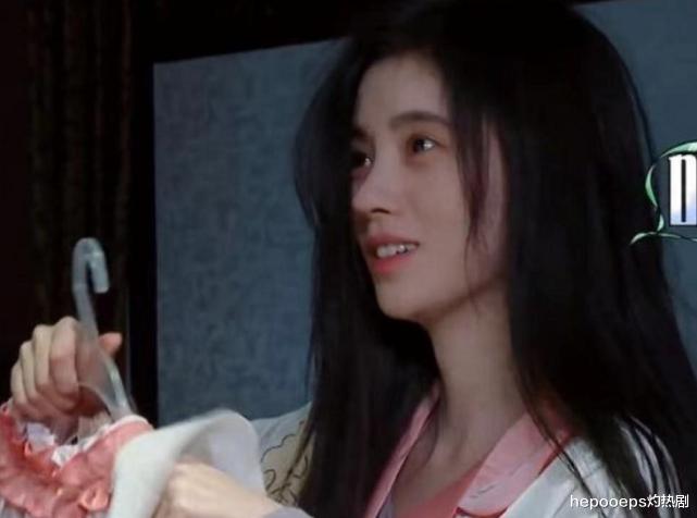 鞠婧祎|同样是“起床照”，关晓彤真实不做作，鞠婧祎却是精致妆容