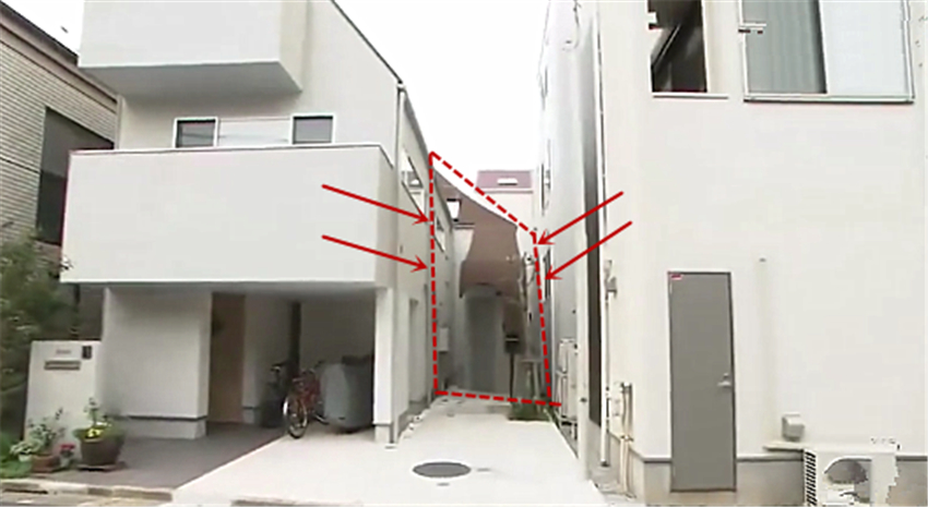 |日本小夫妻61㎡“菜刀房”,玄关不足一臂宽,浴室在3米深地下?