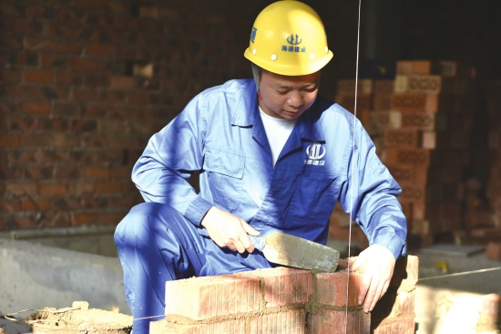 热点微评社 行业无贵贱!41岁男子“因砌墙”被奖励100万:22年初心不变!