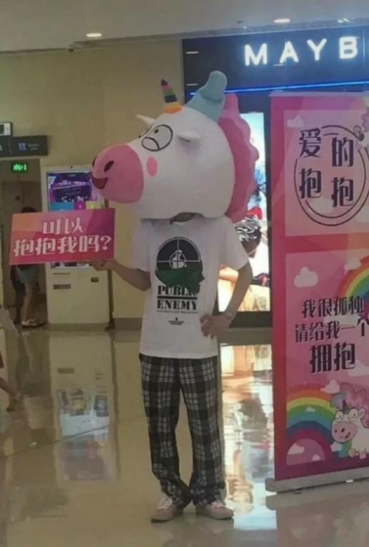 王一博|王一博早年活动无人识，现在粉丝看到牌子上的6个字，肠子都悔青