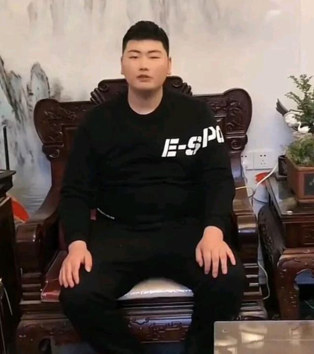 陈亚男|陈亚男接受采访谈朱小伟:经常玩手机打游戏,只是抱怨,没有矛盾