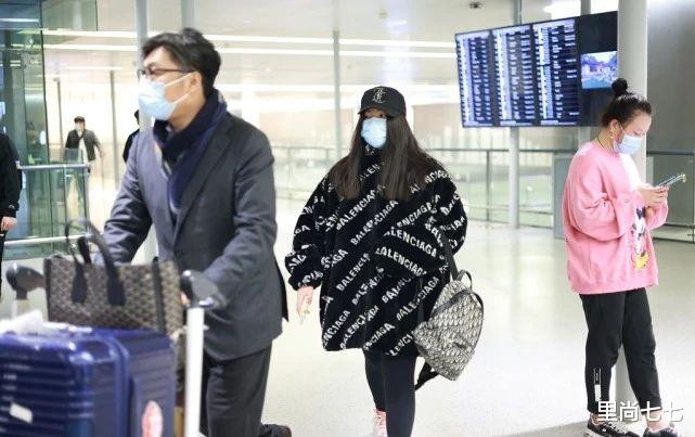 斯嘉丽·约翰逊|王岳伦父女罕走机场，王诗龄穿2万6皮草拎大牌包，御姐范太像李湘