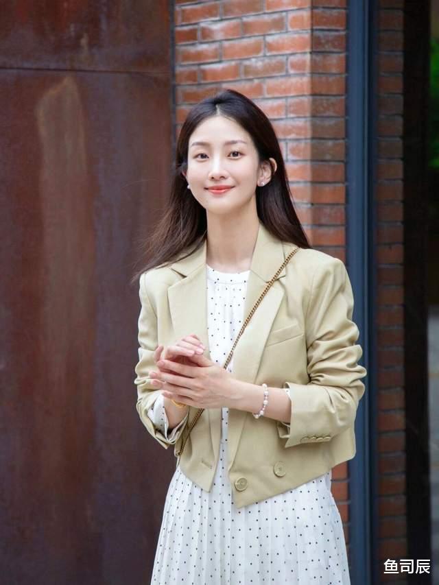 鱼司辰|想变成“商圈精英”的女神，试一试西服搭配波点连衣裙，高贵大气
