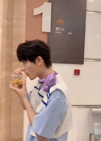 丁程鑫|丁程鑫半夜两点更博,斥责私生跟车影响到安全:给他留点自由吧