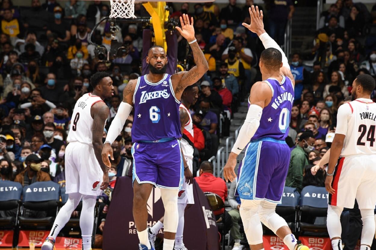 湖人隊(duì)|湖人爛別怪他！楊毅：37歲老詹沒(méi)比18年差多少，他還行但隊(duì)友真不行！