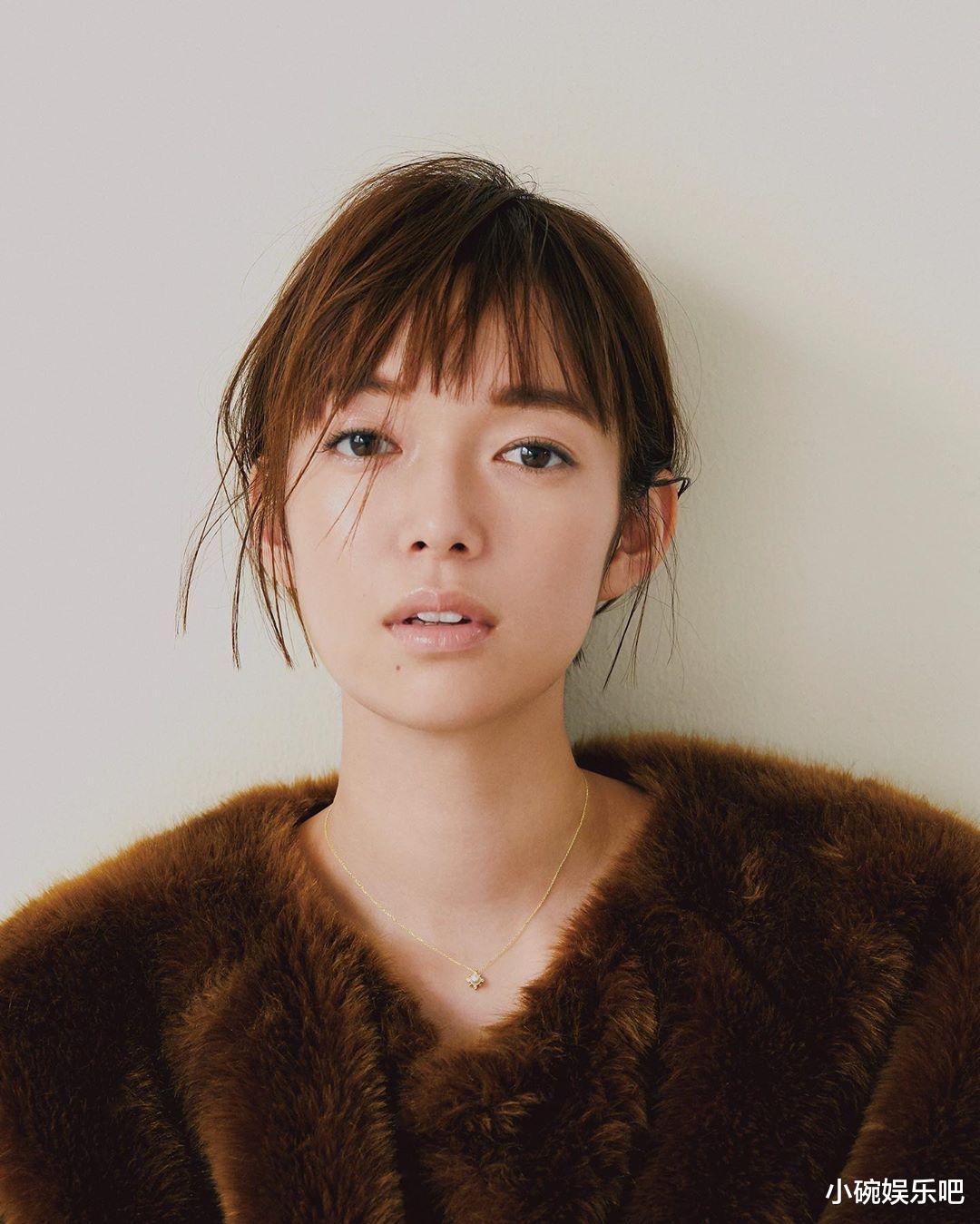 穿衣搭配|佐藤栞里,展现光泽肌肤的《AR》封面,展现出与平时不同的姿态