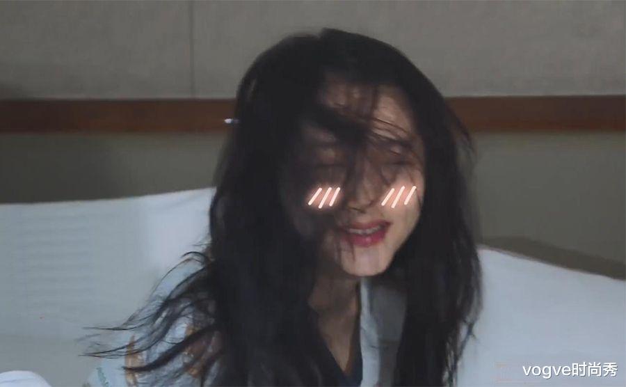 关晓彤|关晓彤素颜照曝光,都在说她是“照骗”,没人注意她枕边一物!