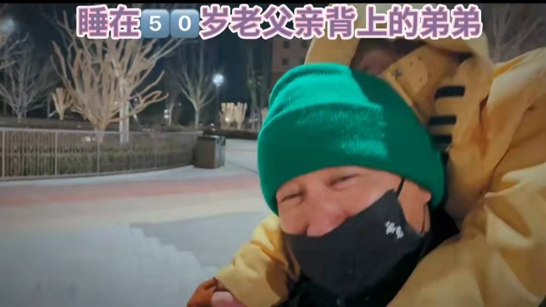 李俊昊|孙莉晒全家出游动态，多多姐姐力十足，50岁黄磊背儿子回家父爱浓