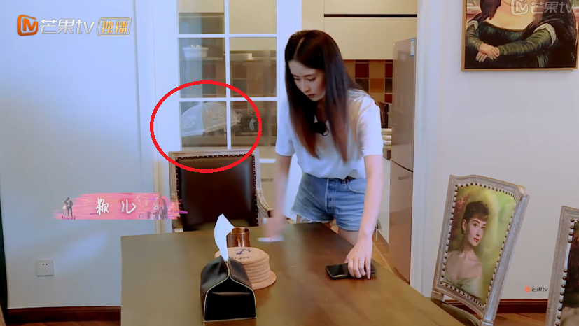 颖儿|看看颖儿和付辛博的家，家具全靠网购，家中吊灯只要319元