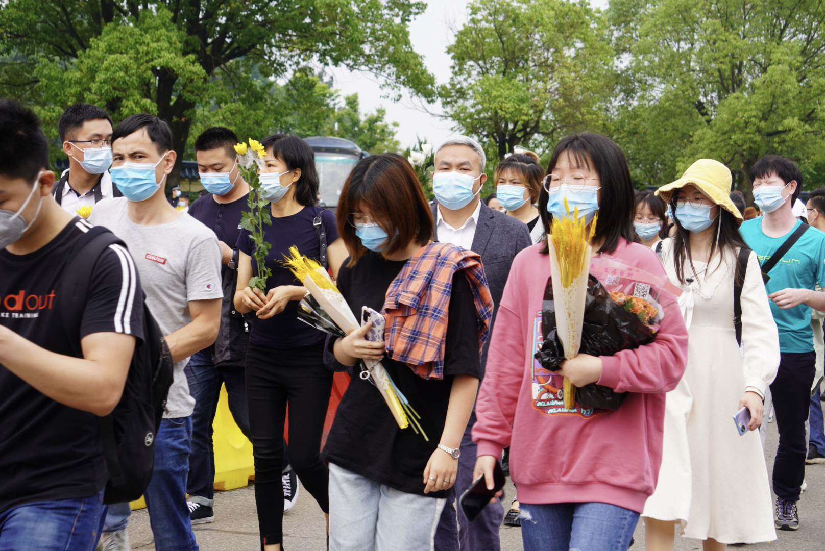 深圳特区报读特客户端 永远缅怀他！长沙市民和全国各地的民众络绎不绝地前往送别袁隆平同志