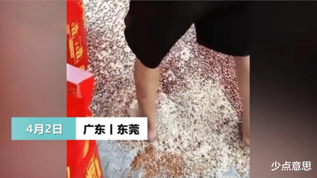 少点意思 东莞：工人赤脚搅拌“八宝粥”，目击者：脚底都是黑的，很不卫生