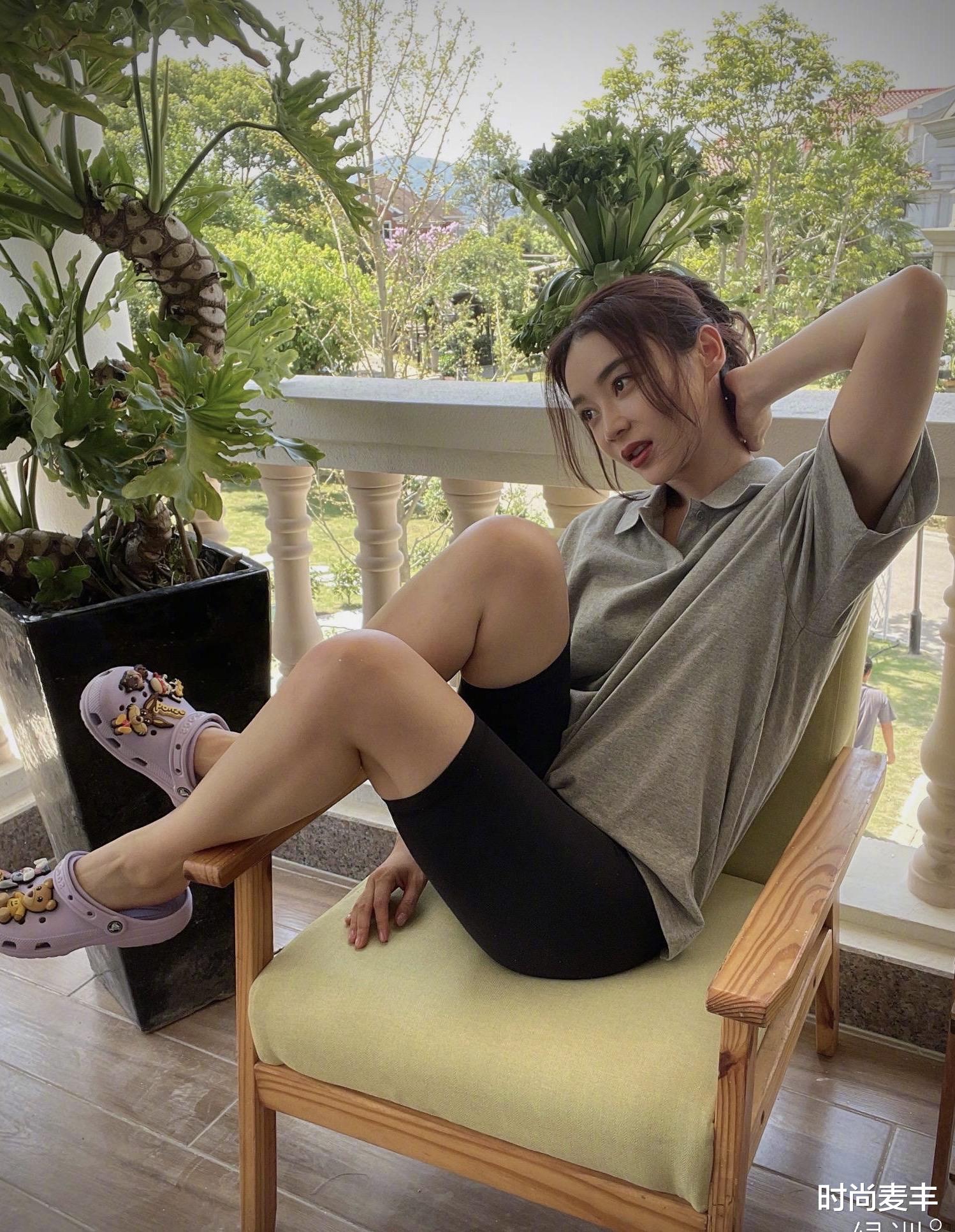 袁姗姗|袁姗姗真是个大大咧咧的女孩,男友风T恤配骑行裤,随意自在