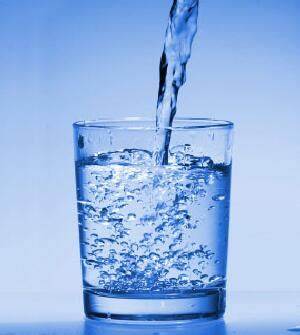 痛风|每天喝6斤水，女子腿痛脚痛？医生提醒：喝8杯水也有讲究