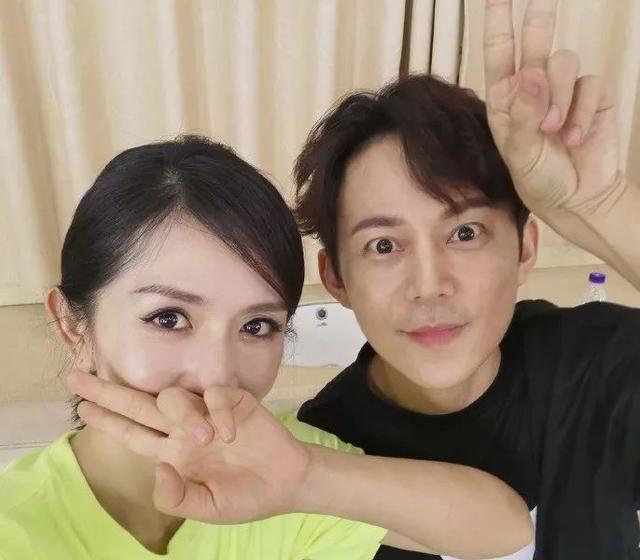 谢娜|导演要求停播《快本》，将何炅谢娜赶出娱乐圈！原因是带坏青少年