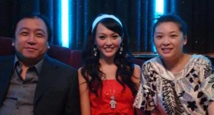 唐嫣|与曾志伟拍豪放戏，公开喊王晶爸爸，唐嫣真的是傻白甜吗？