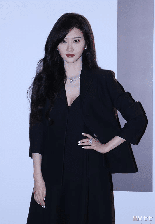 里尚七七 景甜突然瘦好多，圆润感没了满脸冷艳范儿，财阀太太既视感