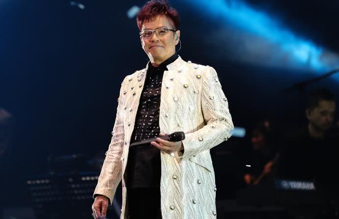 陈百祥|1995年，陈百祥开着跑车嘲笑谭咏麟卖唱挣钱辛苦，后靠对方接济拍戏