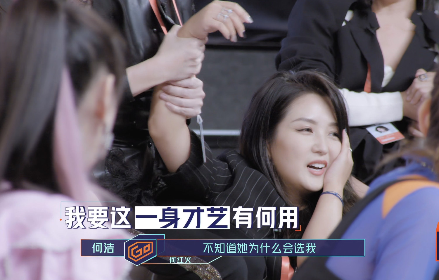 何洁|何洁脚踩恨天高穿超短裤现身楼盘开业典礼，舞台简陋唱的倒挺卖力