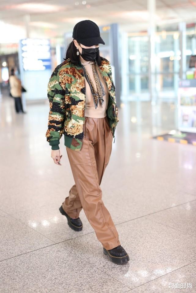 穿衣搭配|钟丽缇逃不过上世纪的审美，51岁还爱穿亮片，看着比女儿还新潮